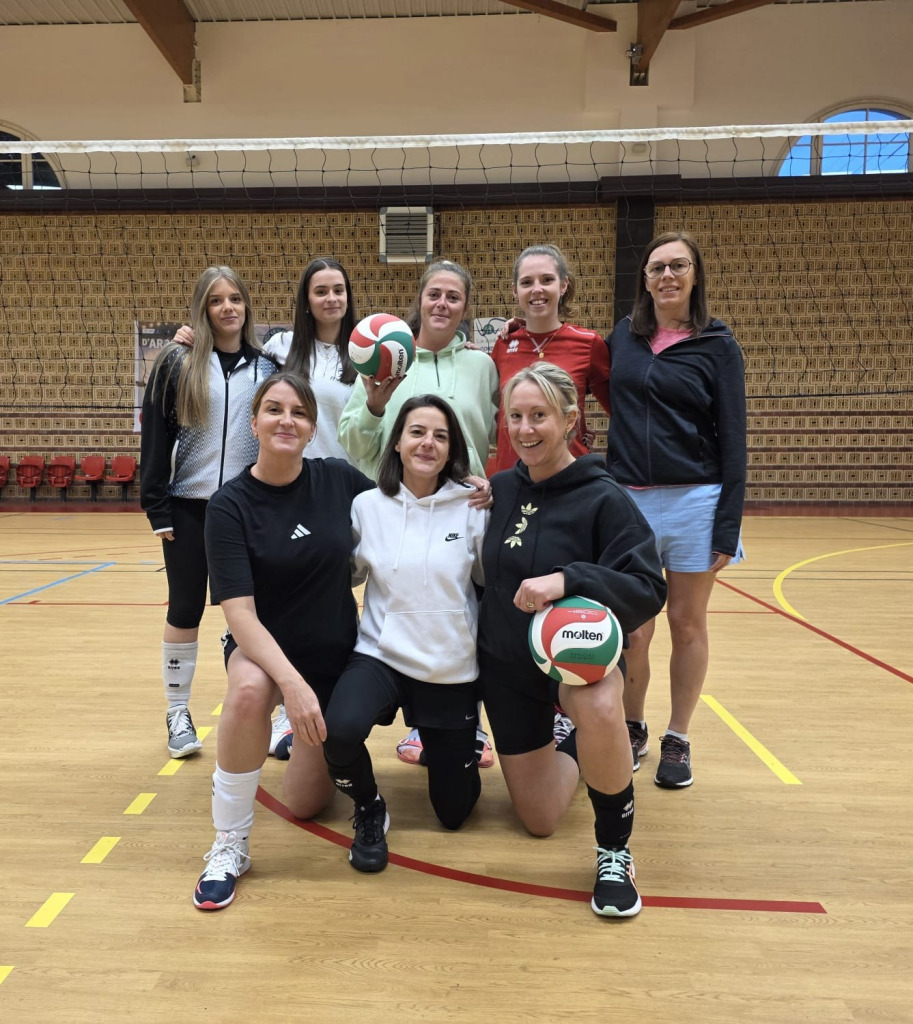 Joueuses de la section féminine du HVB avec des ballons à l'entraînement