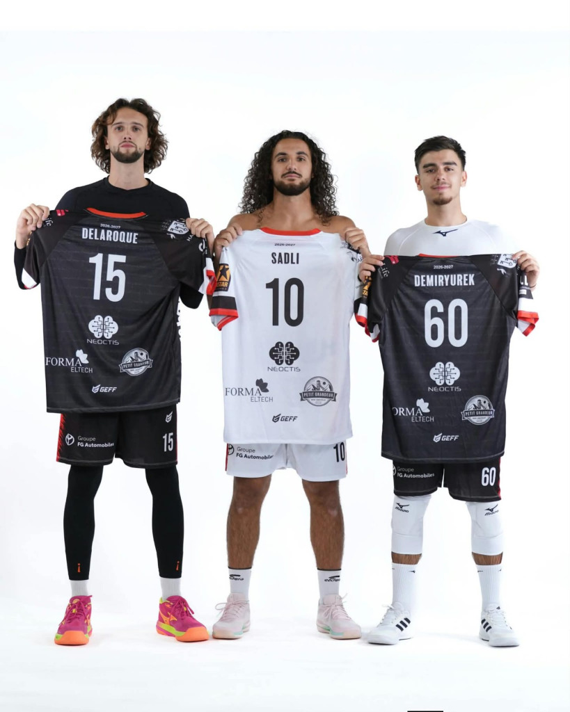 Trois joueurs du HVB présentent les maillots 2026-2027