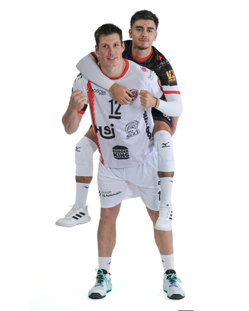 Samuel Quéva porte un coéquipier sur son dos